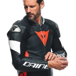 Dainese Tosa 1 Pcs Leather Suit Perf Black Fluo Red White -Motorfiets Accessoires dainese tosa 1 pcs leather suit perf black fluo red white 4